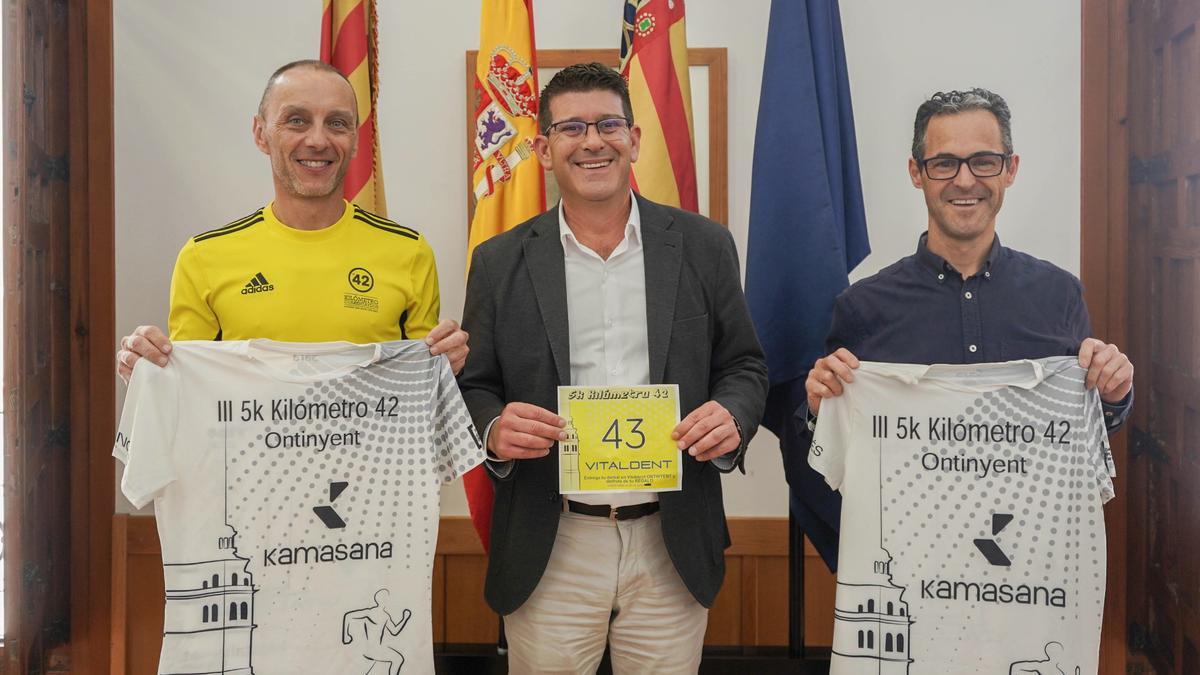 Entrega de la camiseta oficial de la prueba al alcalde de Ontinyent.