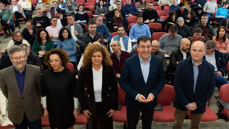 Calentando motores en FP. Galicia prosigue la hoja de ruta anunciada para completar la implantación de la nueva ley de FP en la comunidad «on el menor impacto posible», como apuntó ayer el conselleiro de Educación, Román Rodríguez, con el 2º curso y las modalidades dual y modular como protagonistas a partir de septiembre. Así se lo trasladó en Santiago a más de 150 directivos de centros que imparten ciclos en un encuentro para abordar la planificación del curso 2025/26. La nueva organización de la FP en Galicia incluye el refuerzo de los idiomas y permitir al alumnado hasta 700 horas de formación práctica, según informa la Xunta. | FDV