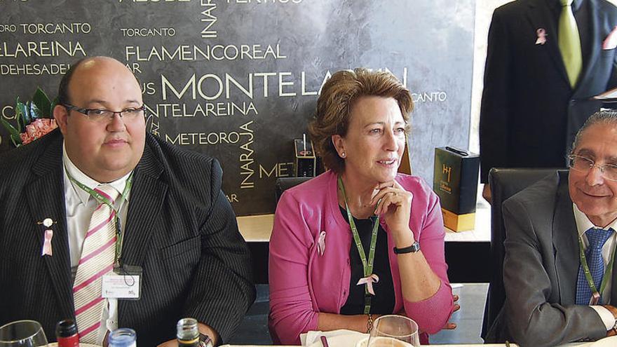 Ángel García (izquierda) y Jesús Fernández comparten mesa y mantel con la entonces presidenta nacional, Isabel Oriol.