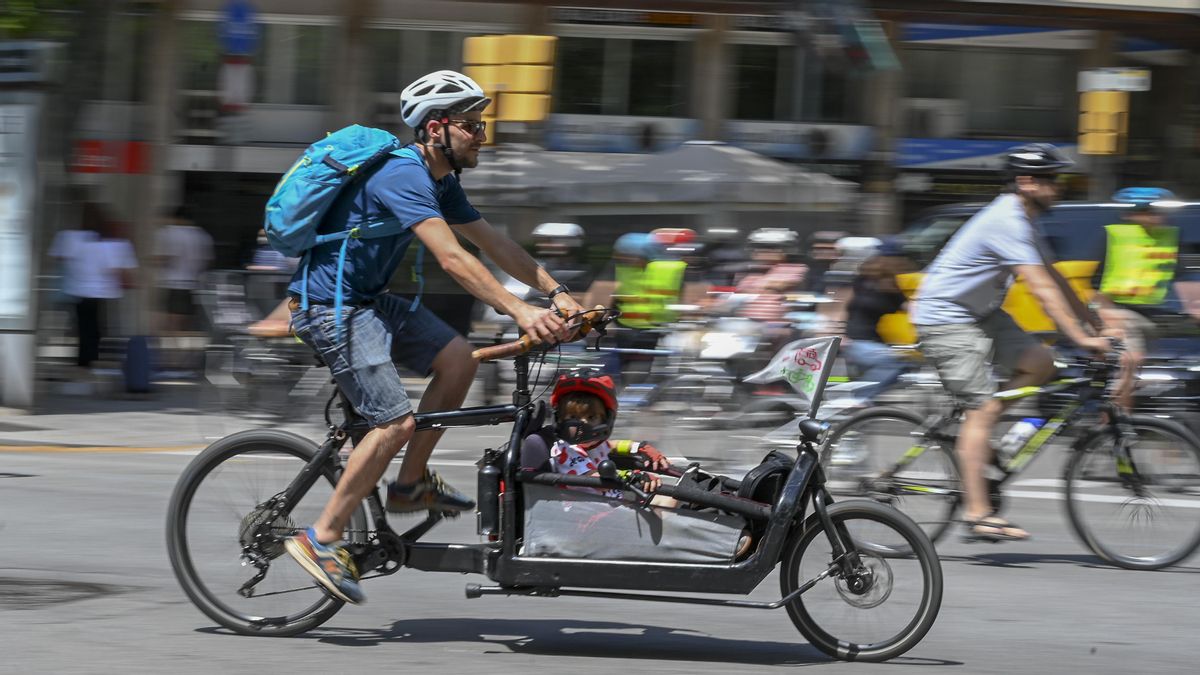 Manifestación pacífica de las bicis y otros vehículos a dos ruedas por Barcelona