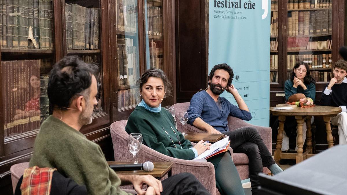 Pablo Remón (dcha.) y Pablo Messiez (en primer plano), durante la charla moderada por la periodista Ana Morente en el marco del Festival Eñe.