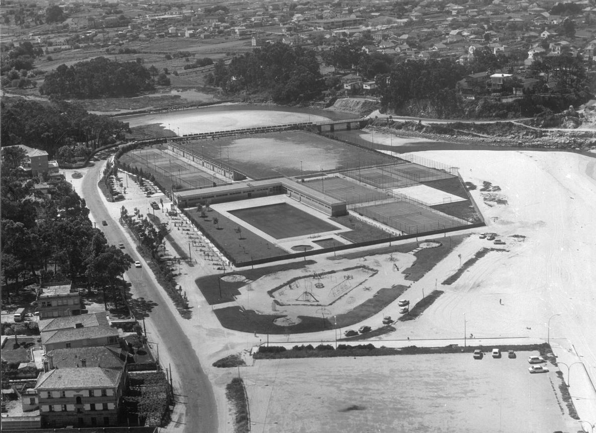 Vista aerea del complejo deportivo de Samil, con sus piscinas, en 1980.