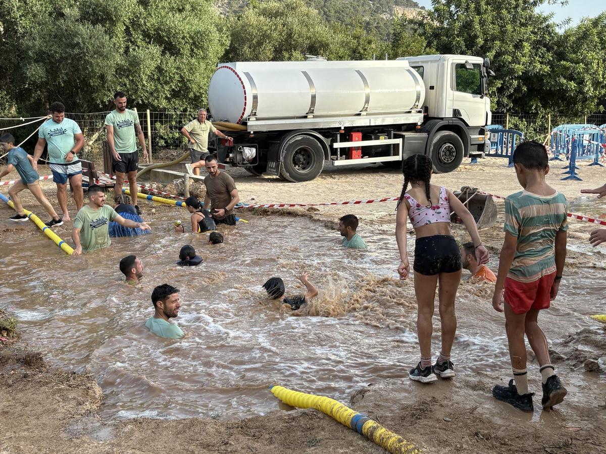 La Brutatló Kids reúne a 240 jóvenes en una tarde de deporte, barro y diversión en Andratx