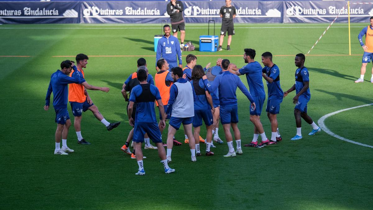 El Málaga CF entrenó este jueves con la significativa ausencia de Alfred N'Diaye.