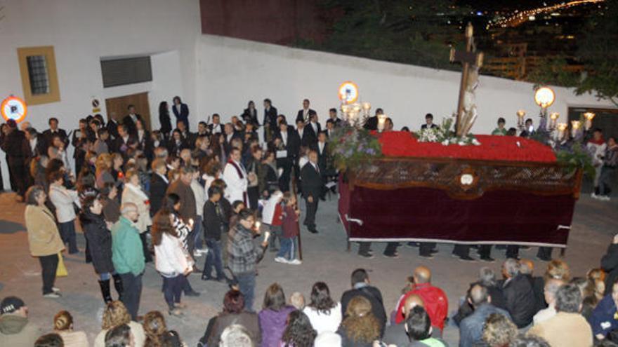 Veinte costaleros portan el paso del Santo Cristo de la Agonía por las calles de Dalt Vila.