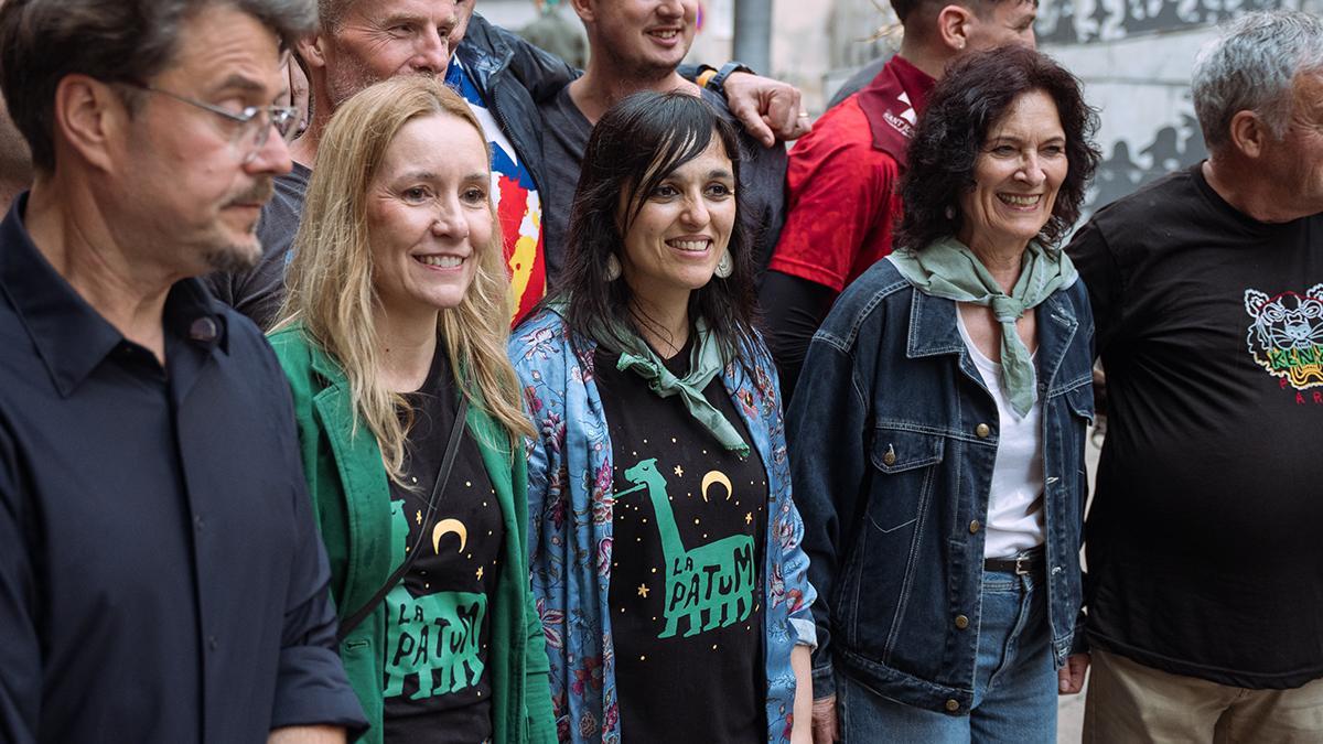 Abucheos contra Sílvia Orriols y gritos antifascistas en la Patum de Berga. En la foto, Sílvia Orriols (en el centro) en la plaza de Sant Pere de Berga