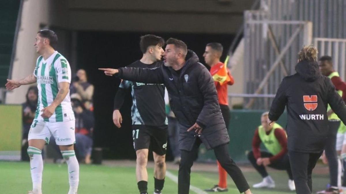 Iván Ania da instruuciones en un partido del Códoba esta temporada.