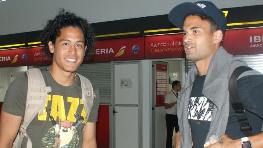 Mauricio Lemos y Willian José, en junio de 2016, en el aeropuerto de Gran Canaria.