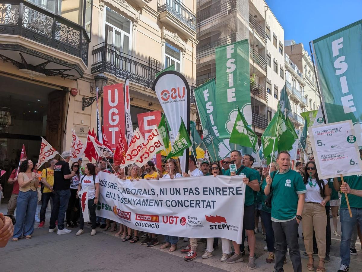 17/06/2026 Protestas de la educación concertada a las puertas de Les Corts. SOCIEDAD
