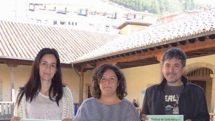 Por la izquierda, Noelia Rodríguez, coordinadora del área de Cultura; Laura Álvarez y Moisés Álvarez, director del proyecto, con el cartel del festival.