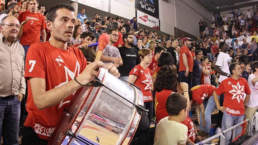 Aficionats del Bàsquet Manresa durant el darrer partit al pavelló del Nou Congost.