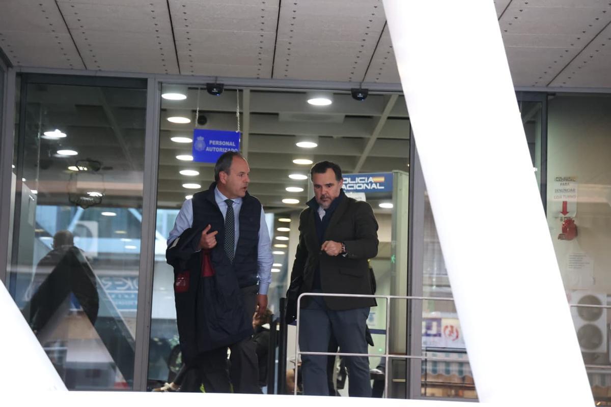 Así ha sido la salida de Carlos Baño de la comisaría de Alicante