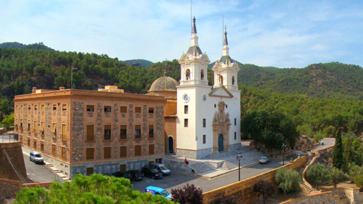 Imagen lateral del Santuario con el monasterio de las monjas benedictinas en primer término.