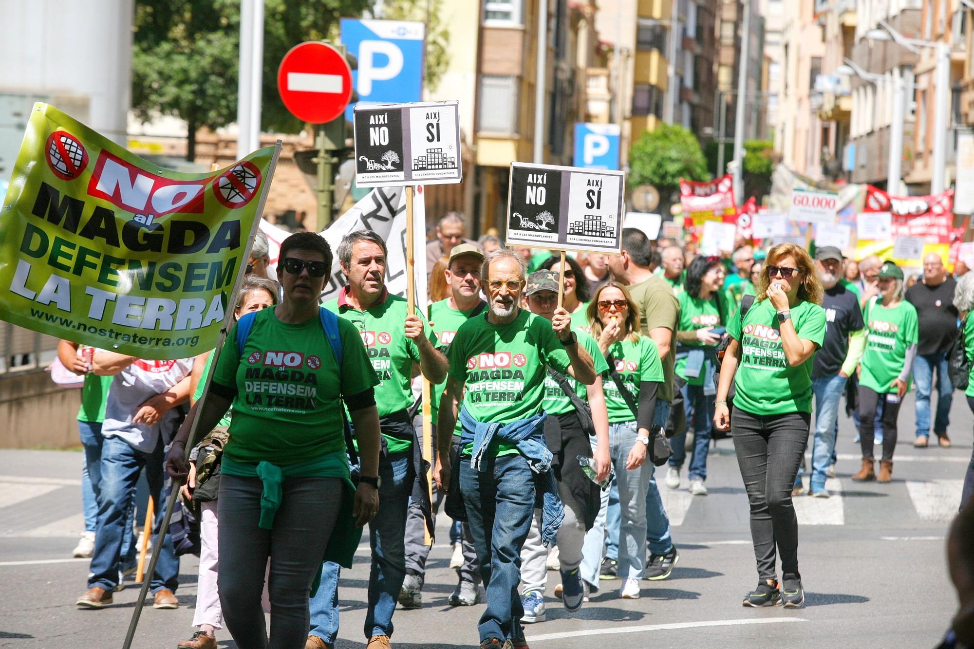 Una marea verde de 52 tractores y 700 personas grita en Castelló no a las macroplantas solares