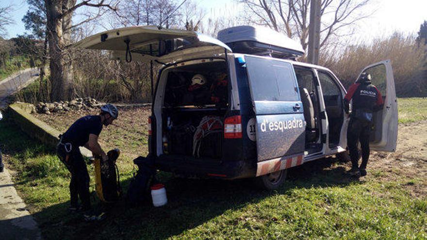 La unitat subaaquatica dels Mossos en el lloc dels fets.