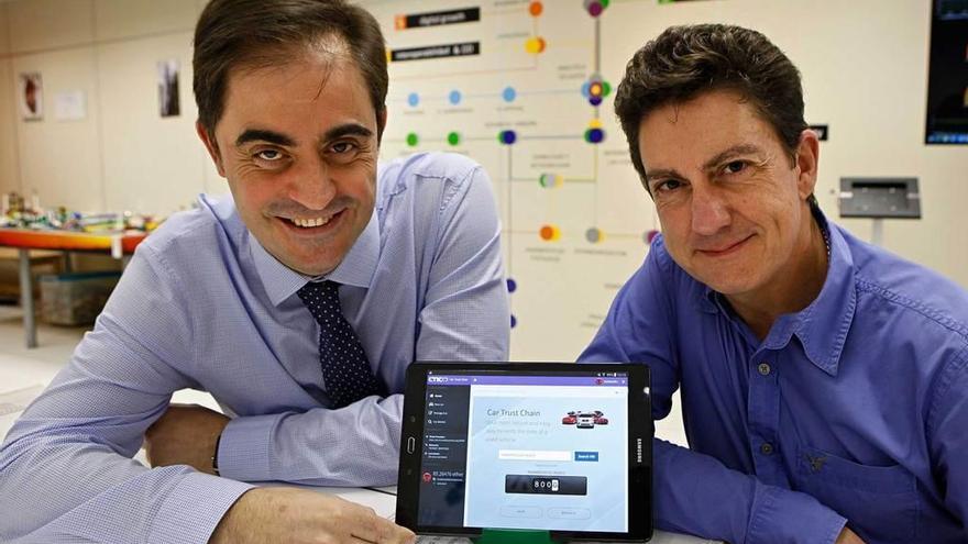 Pablo Coca y Luis Merudueje, con la aplicación que han diseñado.