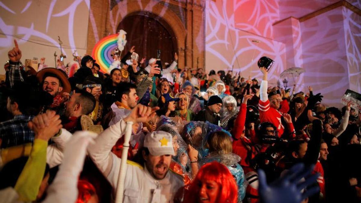 Alegrías, buen humor e ingenio en la Nochevieja en Coín, donde es tradicional celebrarla disfrazados.
