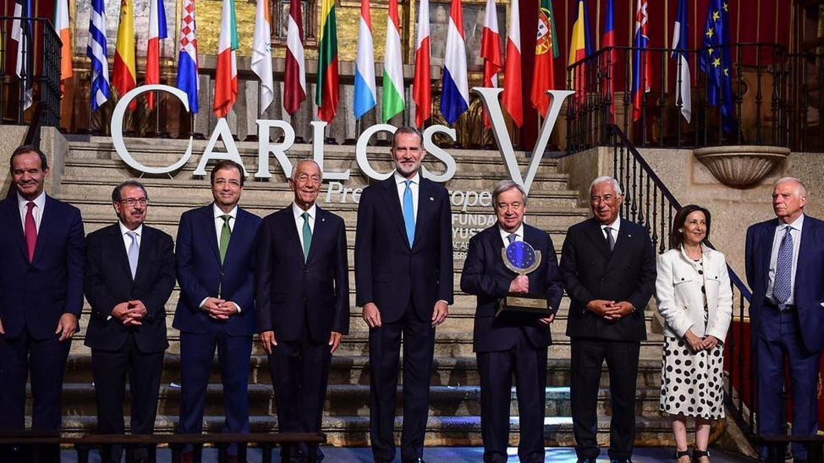 Principales autoridades del acto de entrega del premio Carlos V.