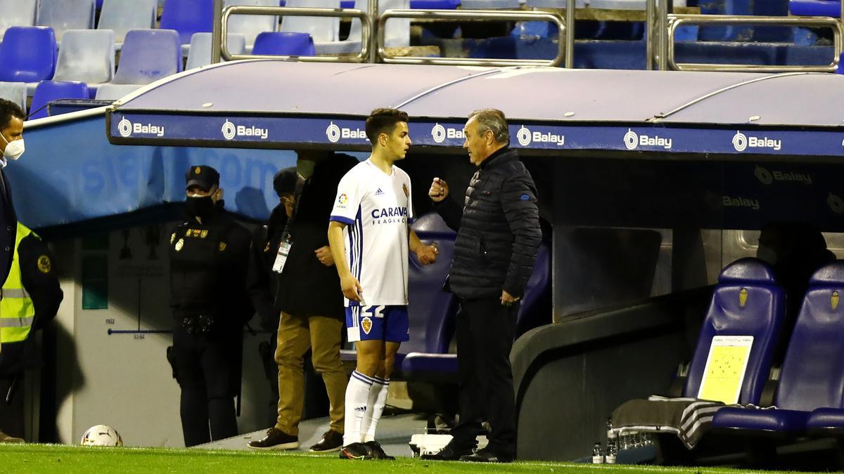 JIM habla con Bermejo durante un partido en La Romareda.