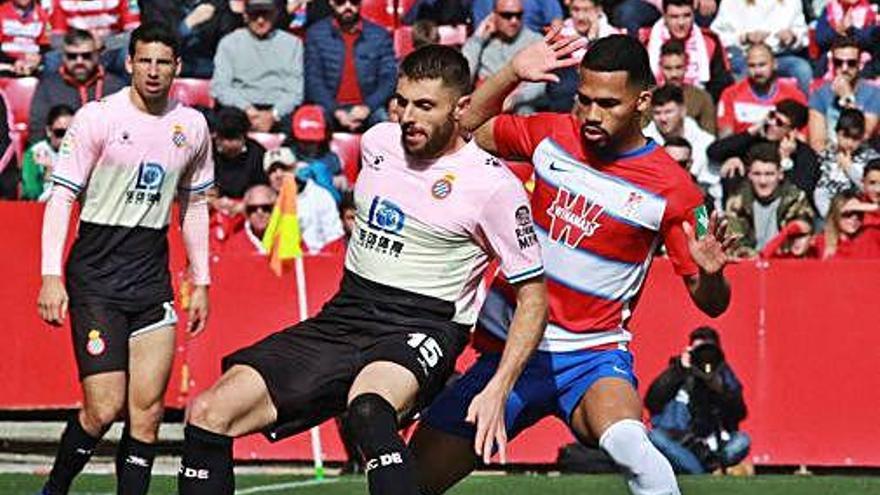 David López, pressionat per Yángel Herrera en el partit d&#039;ahir a Granada.