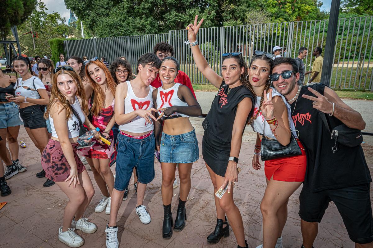 Ambiente en la cola antes del concierto de Rosalía