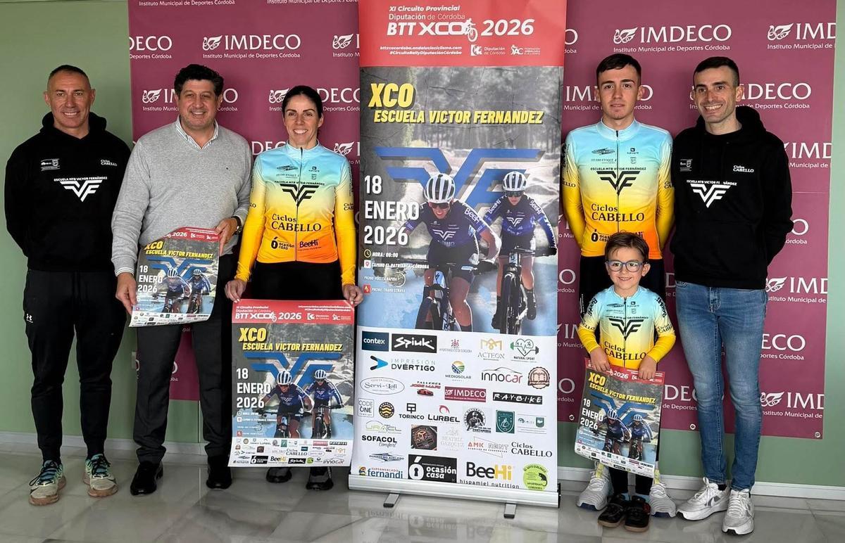 Autoridades, organizadores y deportistas asistentes a la presentación de la carrera ciclista MTB XCO Escuela Víctor Fernández.