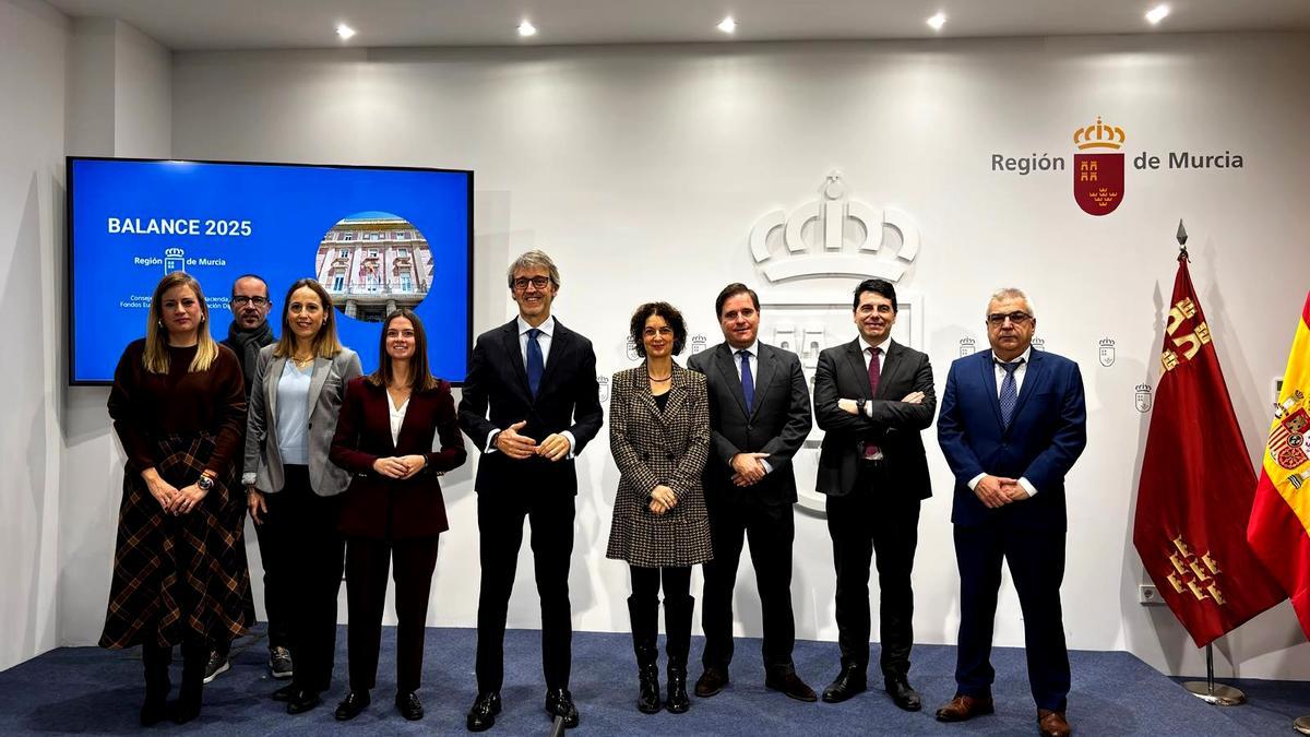 El consejero de Economía, Hacienda, Fondos Europeos y Transformación Digital, Luis Alberto Marín, junto con el equipo directivo de la consejería y durante su comparecencia para hacer un repaso de las actuaciones de 2025.