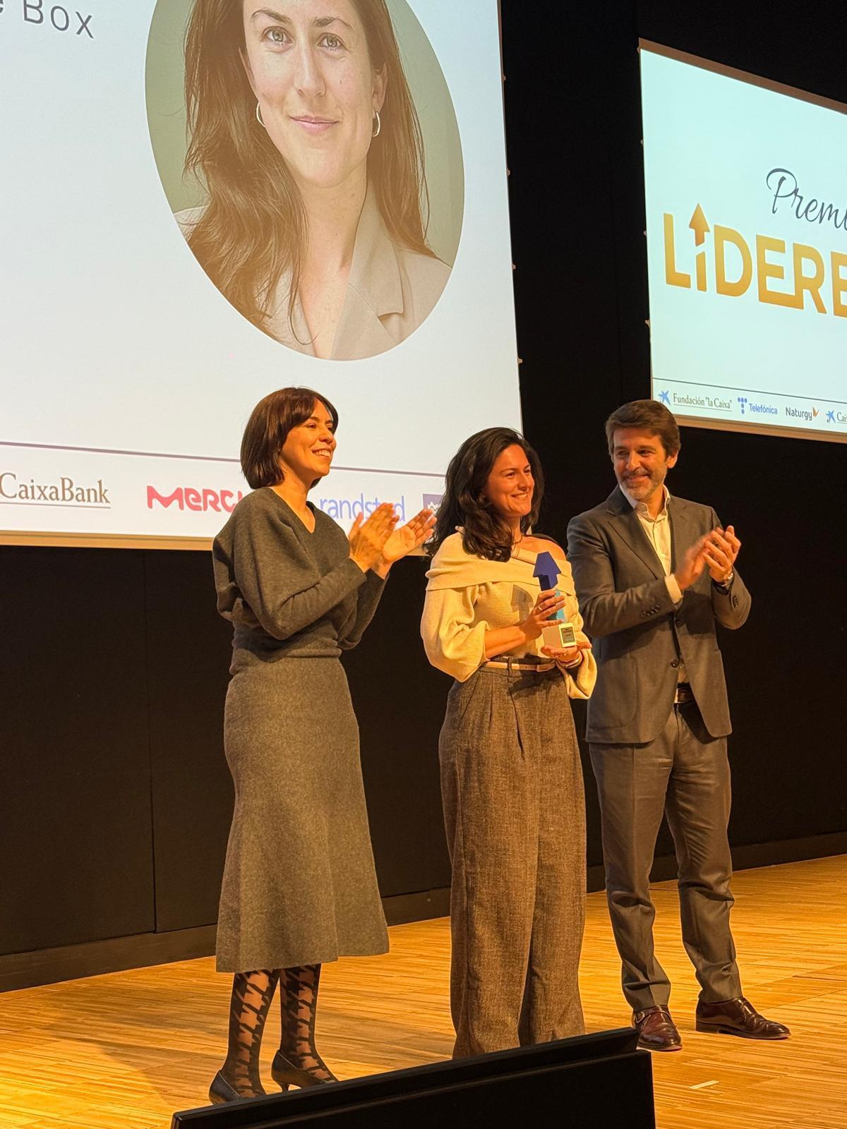 Sergi Guillot, director general de Prensa Ibérica entregó uno de los premios junto a la ministra Diana Morant