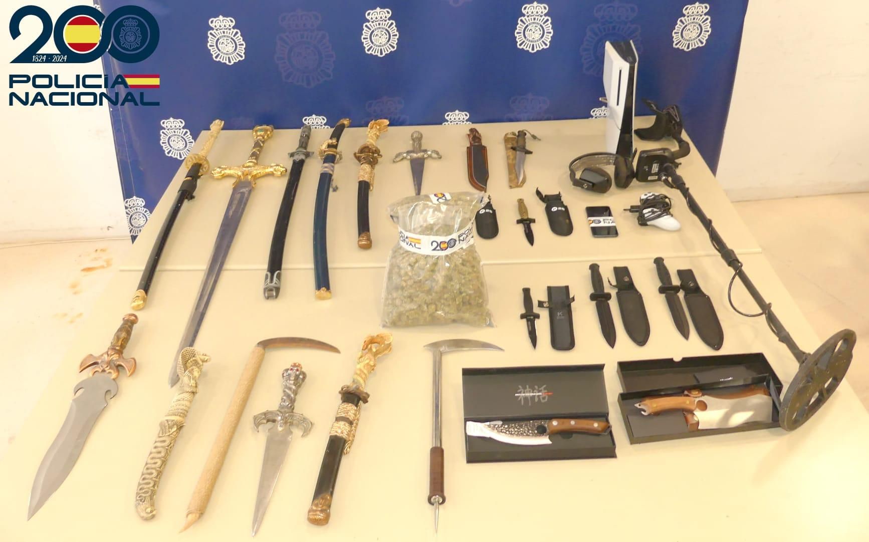 Todas las armas y la droga que poseía el detenido en Manacor
