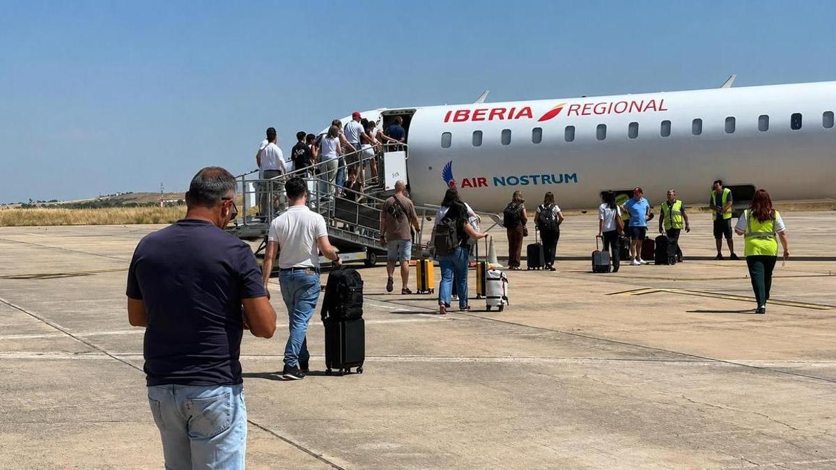 Un grupo de personas se monta en el avión de Air Nostrum en el Aeropuerto de Badajoz con destino a Barcelona.