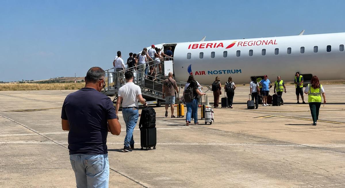 Un grupo de personas se monta en el avión de Air Nostrum en el Aeropuerto de Badajoz con destino a Barcelona.