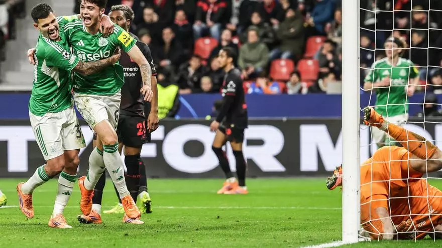 La mala suerte de Guimaraes hizo que el Leverkusen se adelantara en el marcador