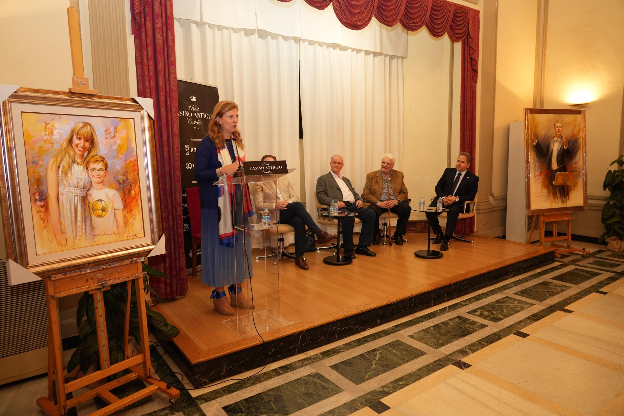 El pintor Forner entrega su retrato al maestro Tebar en el Casino Antiguo de Castelló