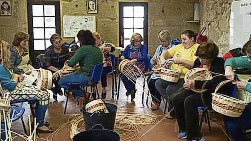 Las integrantes de la asociación &quot;Intercambio do Saber&quot;, en un taller de cestería. // FdV