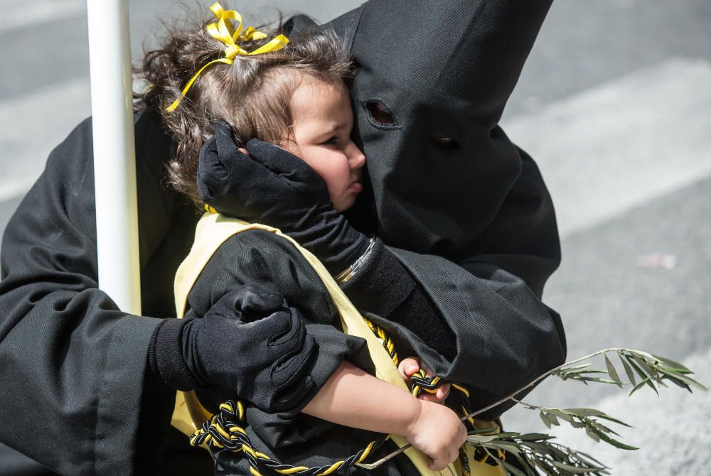 Las calles de Alicante se llenan de fieles en las procesiones del Domingo de Ramos