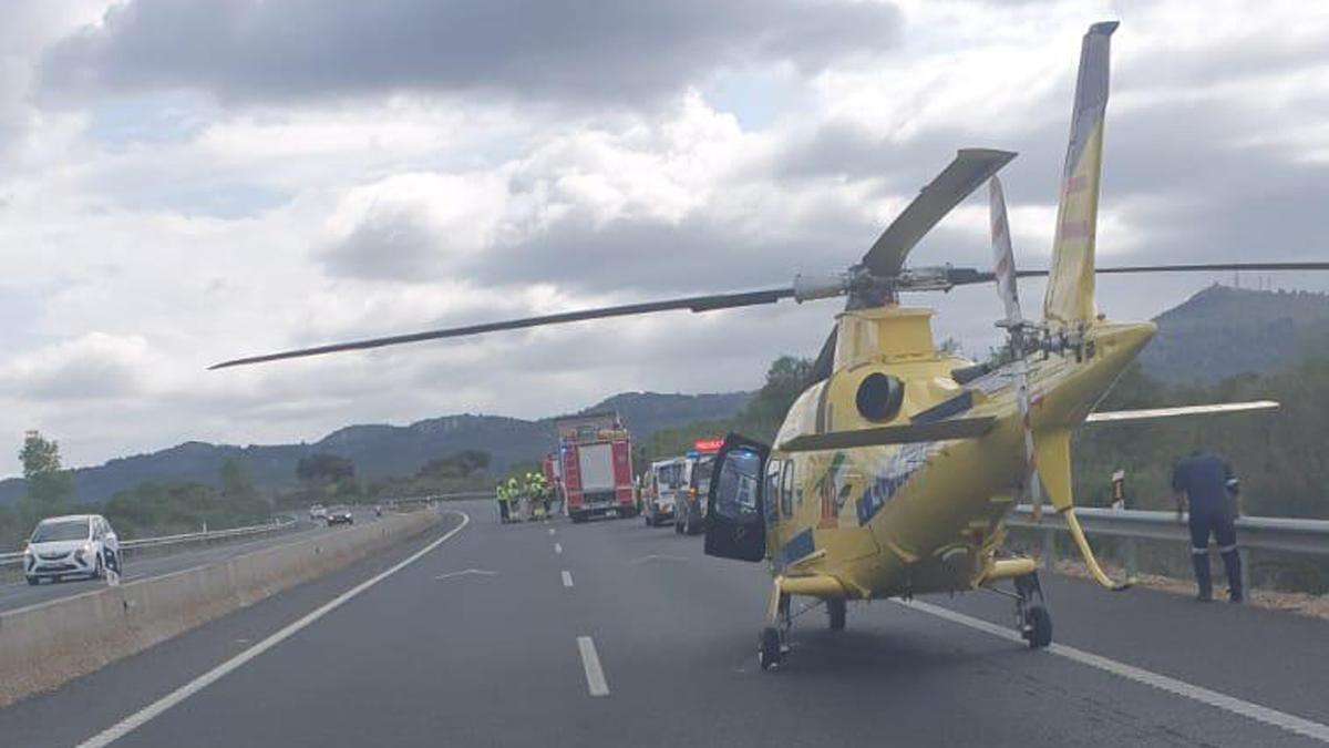 Efectivos sanitarios y de seguridad, en el lugar del accidente.