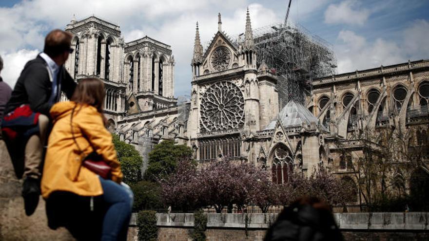 Notre Dame celebra su primera misa tras el incendio