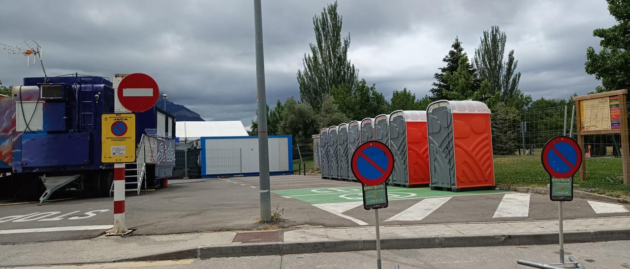 Zona exterior de las carpas en la que se produjo la agresión sexual.