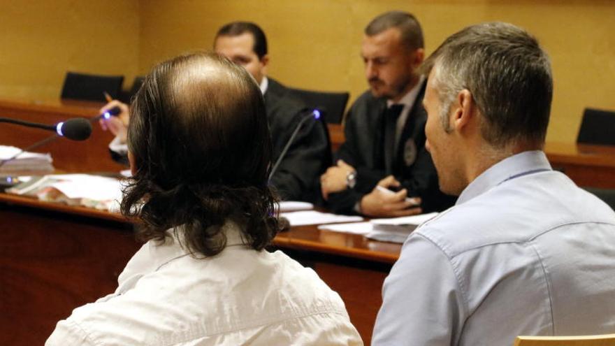 D&#039;esquenes a l&#039;esquerra, l&#039;acusat que ha reconegut que va intentar matar el sogre durant el judici a l&#039;Audiència de Girona