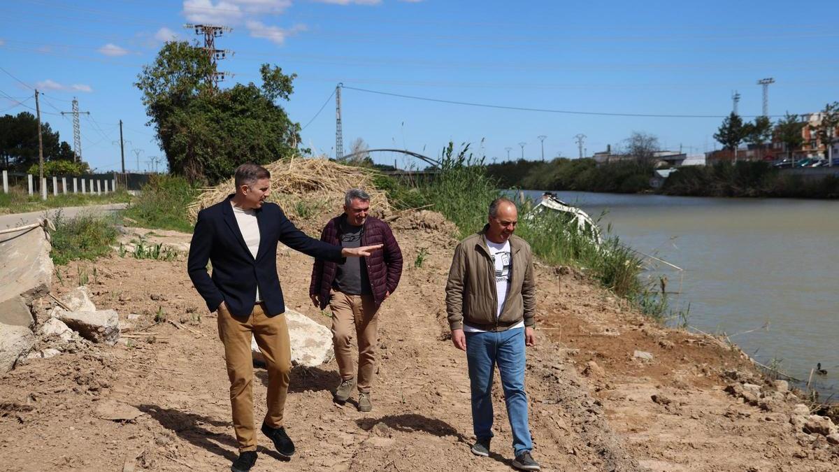 Jordi Mayor, a la izquierda, en el margen del río que se transformará con la intervención diseñada.