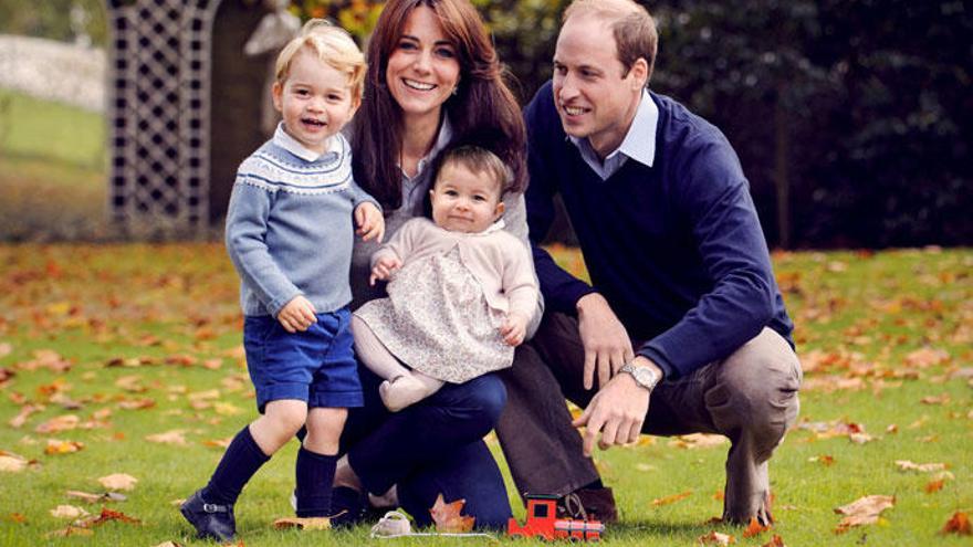 Los duques de Cambridge posan con sus hijos