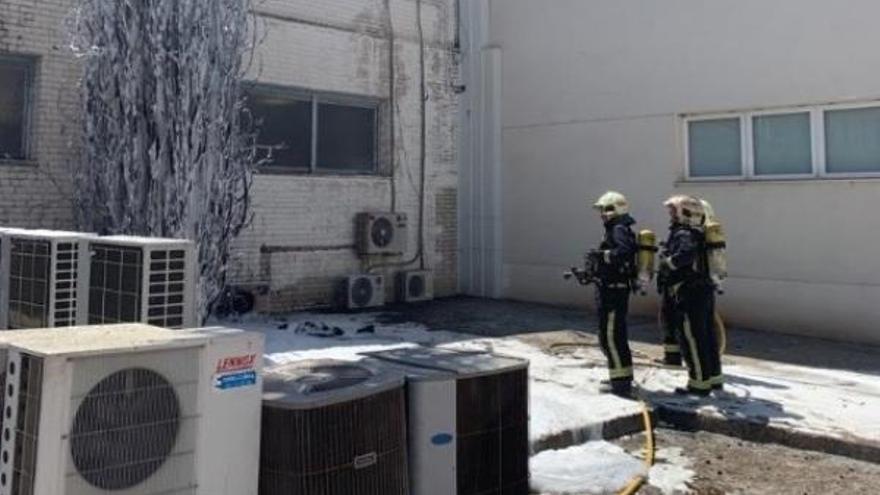 Los bomberos extinguen un incendio en las máquinas de aire de un concesionario de coches