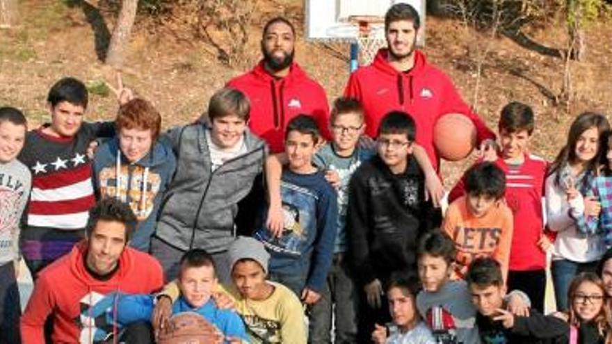 Jermaine Thomas i Àlex Barrera, del Bàsquet Manresa, visiten l&#039;escola Jaume Balmes