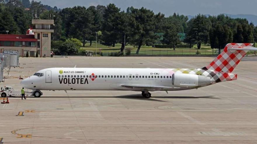 Un avión de la aerolínea Volotea en el aeropuerto de Peinador.