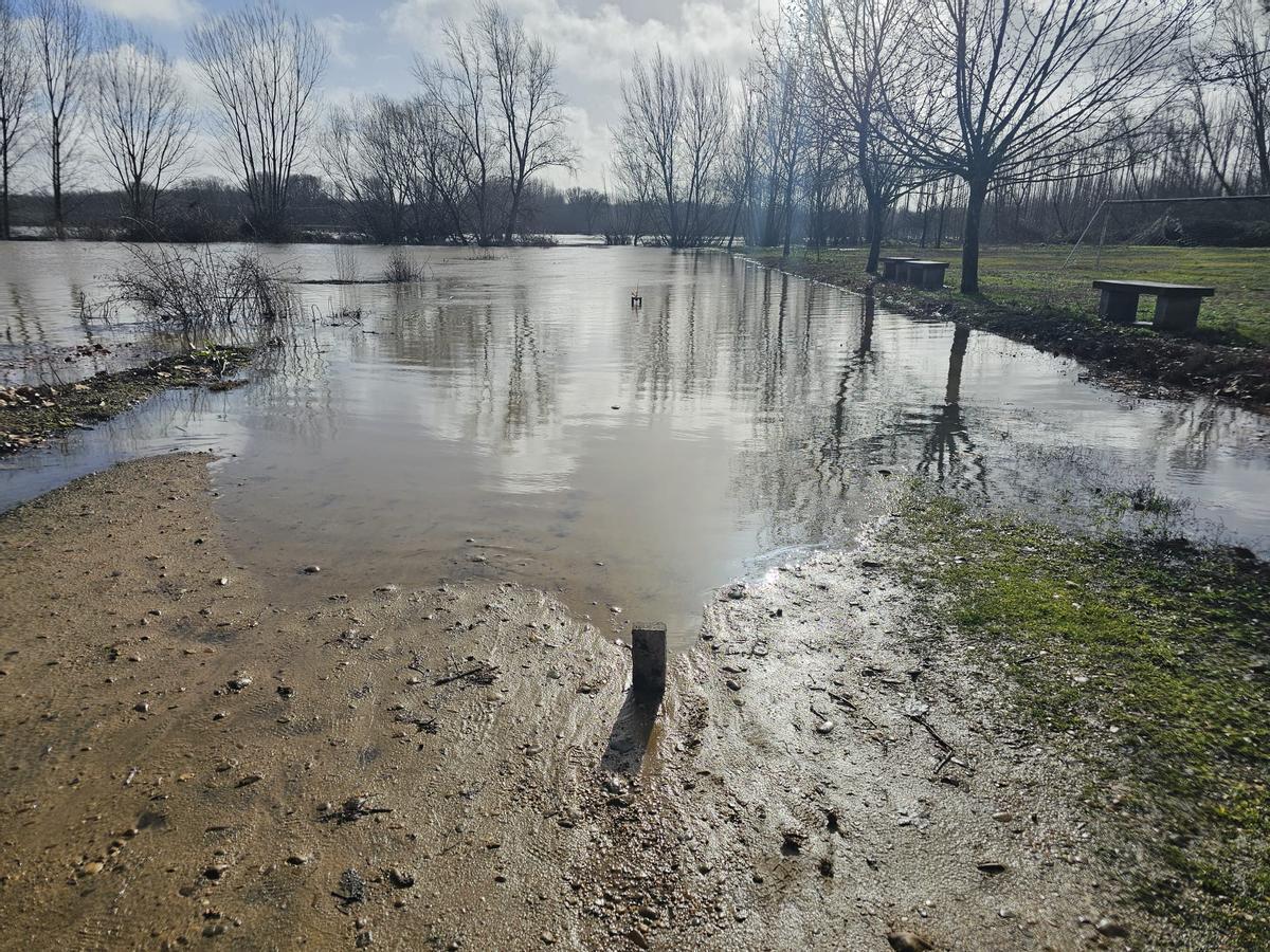 Crecida de río en Villanueva de Azoague.