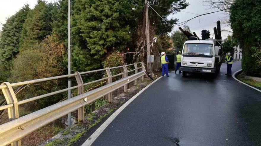 Un camión derriba un poste en San Paio y provoca cortes de tráfico