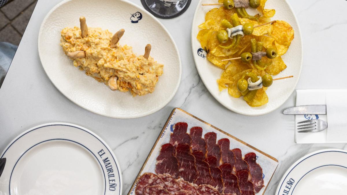 Una cerveza en El Madrileño, donde la barra, la terraza y el aperitivo recuperan el pulso de la cervecería clásica madrileña.