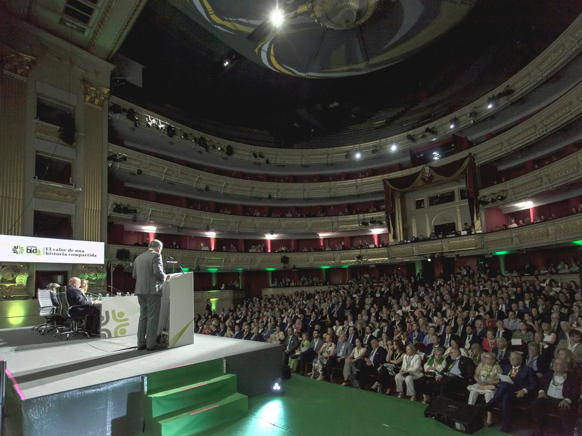 El presidente de Bidafarma, Antonio Mingorance, se dirige a los más de 800 asistentes que asistieron a la Asamblea.