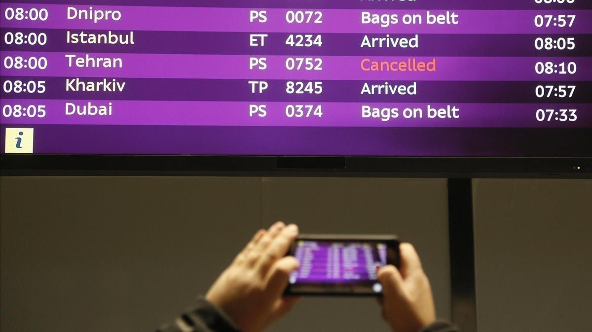 zentauroepp51640337 a man takes a photo of the arrivals board with the cancelled200108111752