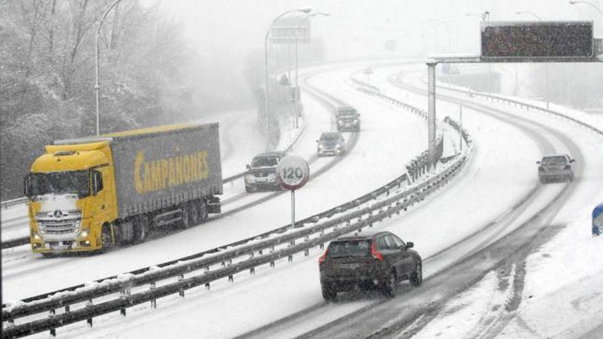 Vehículos circulando por el Huerna, este invierno, bajo una intensa nevada.